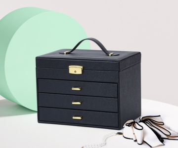 Коробка с кожаными украшениями